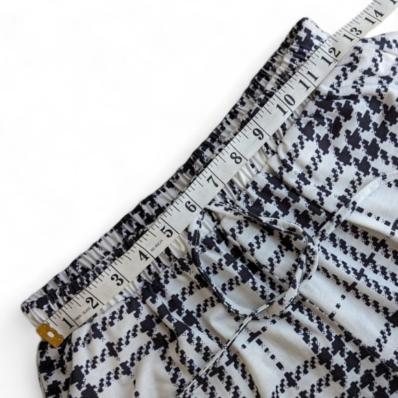 Black and White Elastic Waist Women's Shorts - Picture 4 of 5